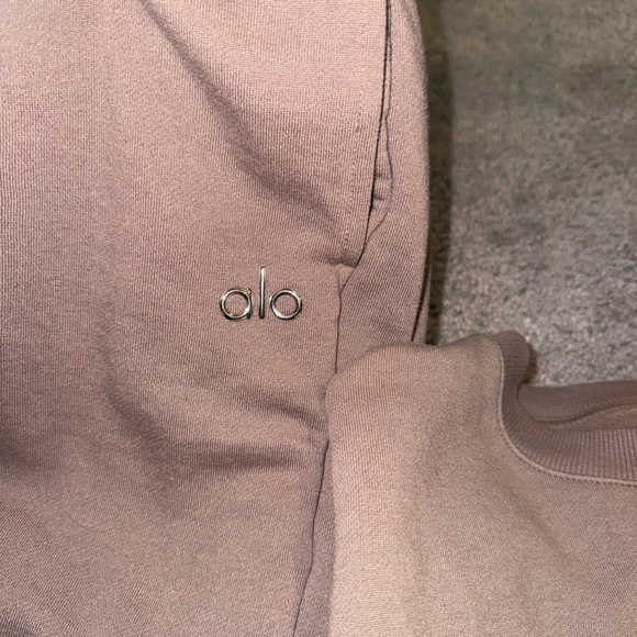 ALO Yoga Mushroom crew neck and straight leg pants - Picture 4 of 4